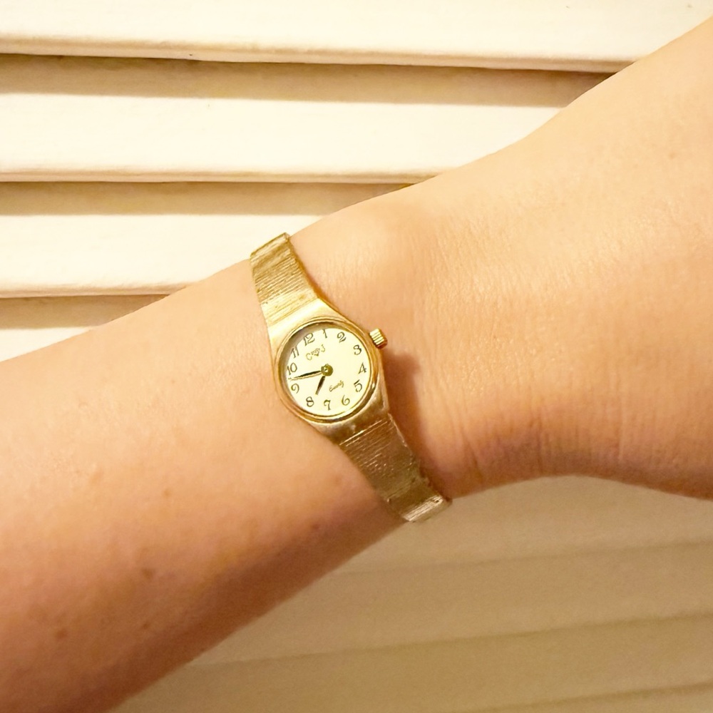 VINTAGE CJ Swiss Ladies Gold Tone Cocktail Watch T-002 Stainless Steel Back